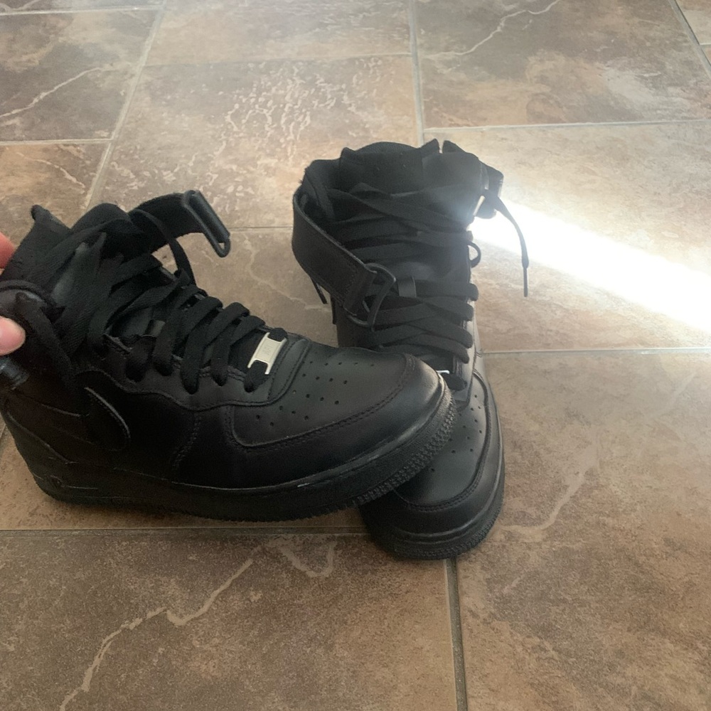 Air Force 1s Mids black 07’